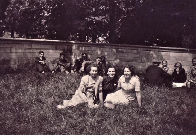 En terwijl de jongens van het dorp al gretig uitzochten wie van de drie ze het hof zouden maken, hadden diezelfde meisjes al hun ticket op zak voor een enkele reis kibboets Israel.